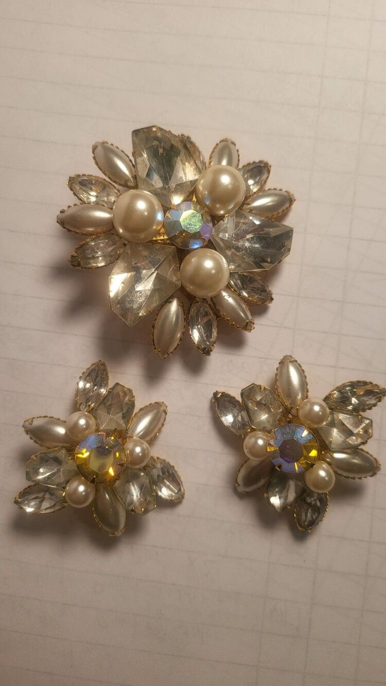 Judy Lee Flower Clear & Aurora & Faux Pearl  Vtg Brooch w/ Matching Earrings
